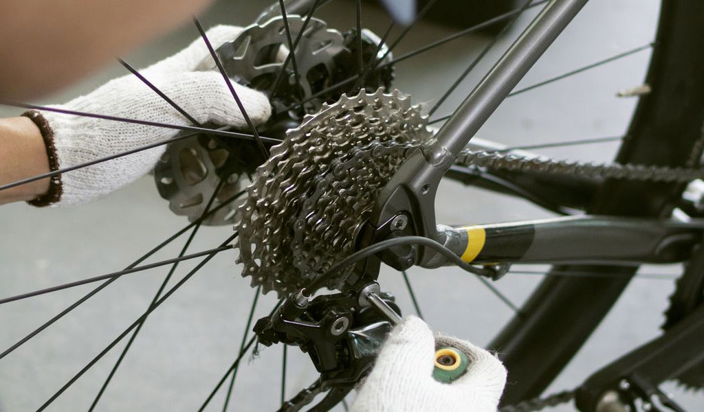 Подготовка велосипеда к сезону 01-repairing-bicycle.jpg